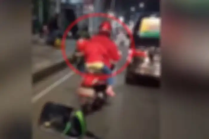 Seorang anak kecil mengantuk saat dibonceng di motor
