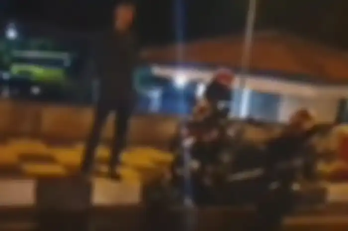 Pengendara Yamaha NMAX gunakan strobo menutup jalan seenaknya di Semarang.