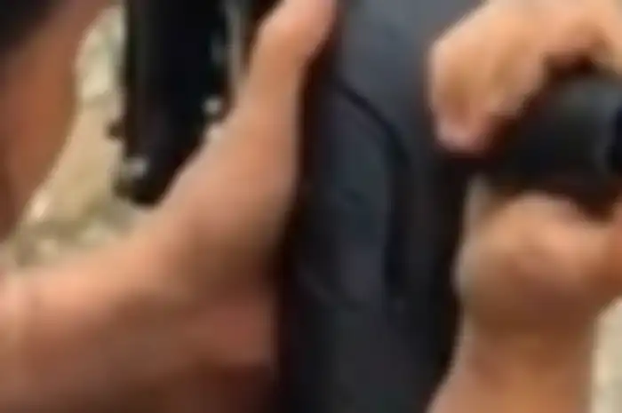 Cewek cantik bernama Eka mahir membuat ban botak jadi seperti baru.