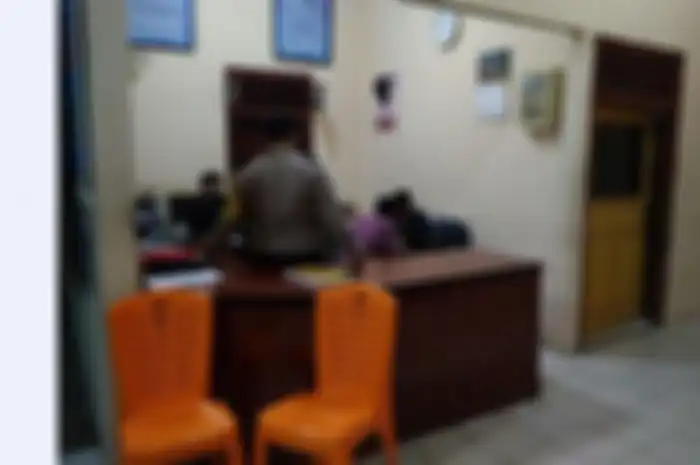Namun, karena RN sudah dalam keadaan emosi, RM pun mengajak suaminya untuk segera pulang ke rumah untuk menyelesaikan hal ini di rumah.