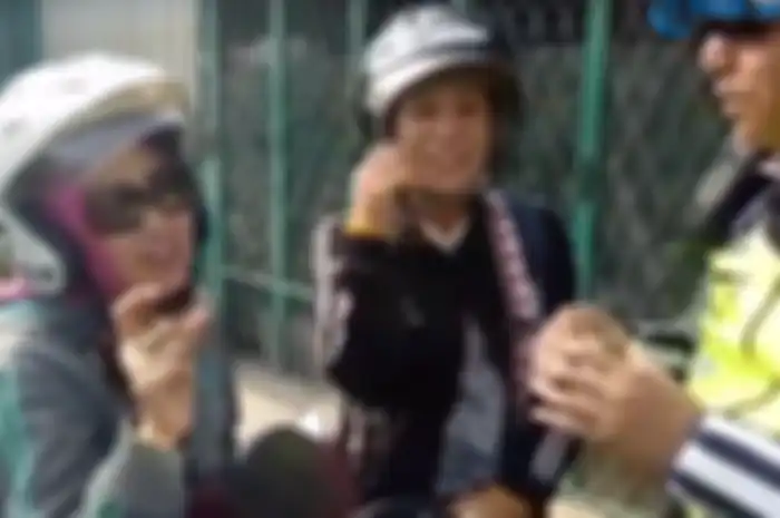 Emak-emak menyanyi saat razia polisi