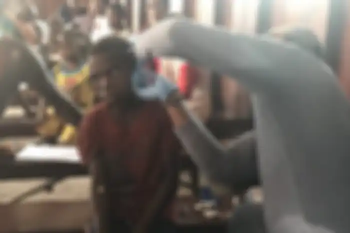 Peneliti Litbang Kesehatan Papua dibantu Dinas Kesehatan Asmat tengah mengambil sampel jaringan kulit di belakang telinga untuk identifikasi kusta di Kampung Jomnak, Distrik Joutu, Asmat, Kamis (15/8). Kampung-kampung di pedalaman Papua masih menjadi kantung kusta. 