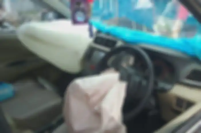 Taksi online terlibat kecelakaan dengan pemotor yang masih pelajar karena potong jalur.