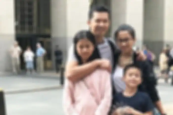 Potret keluarga Taufik Hidayat dan Amy Gumelar. 