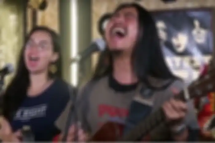 Mawang membawakan lagu Kasih Sayang Kepada Orang Tua