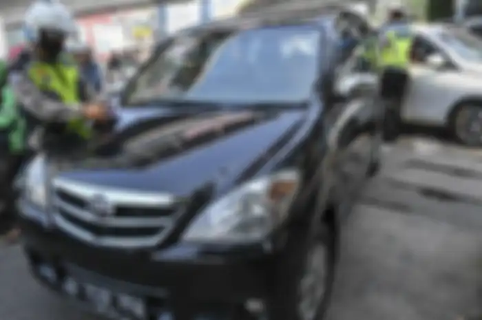 Petugas kepolisian menghentikan mobil berplat nomor genap yang memasuki Jalan Salemba Raya, di Matraman, Jakarta, Senin (9/9/2019). Petugas kepolisian mulai memberlakukan penindakan berupa tilang terhadap pengendara mobil yang melanggar di kawasan perluasan sistem ganjil-genap. ANTARA FOTO/Galih Pra