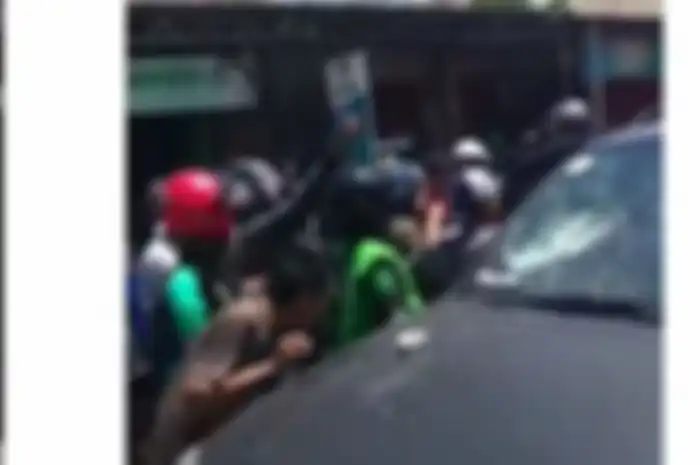 Puluhan warga dan ojek online berhentikan paksa Toyota Fortuner di Gowa, Sulawesi Selatan