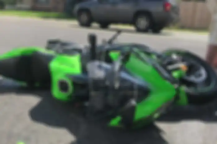 Moge Kawasaki Ninja 650 tertabrak oleh mobil