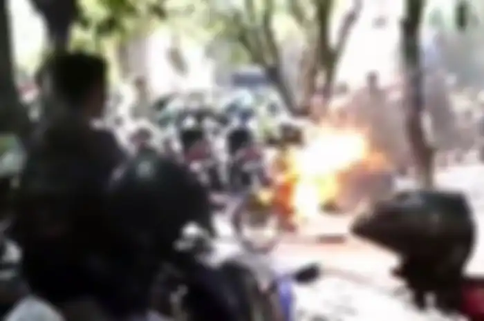 Honda CB terbakar di parkiran kampus UMS, Sukoharjo.