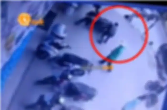 Aksi pencurian bagasi motor terekam kamera CCTV, dalam video tersebut enggak ada semenit isi bagasi langsung lenyap.