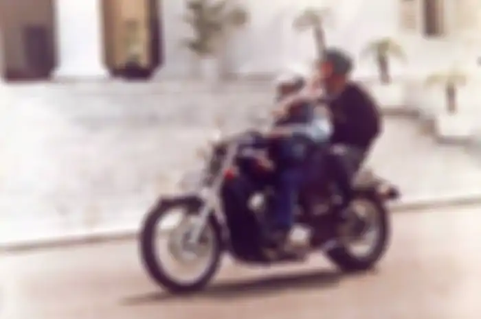 Mantan Presiden RI, BJ Habibie dan Soeharto sama-sama penyuka motor besar.