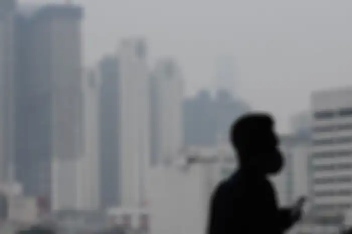 Seorang pria mengenakan masker sementara kabut asap tampak menyelimuti Kuala Lumpur, Malaysia, 10 September 2019.