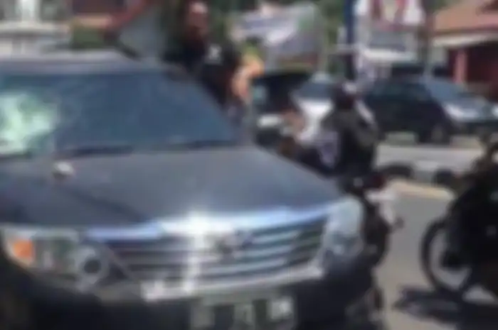 Toyota Fortuner milik FA yang sempat diamuk dan dihentikan paksa oleh warga
