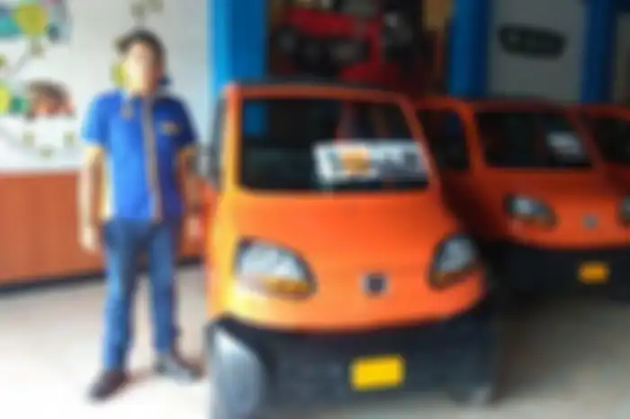 Bajaj Qute bisa memuat 4 orang, anti kehujanan, pajak murah dan mesinnya berkapasitas 266 cc.