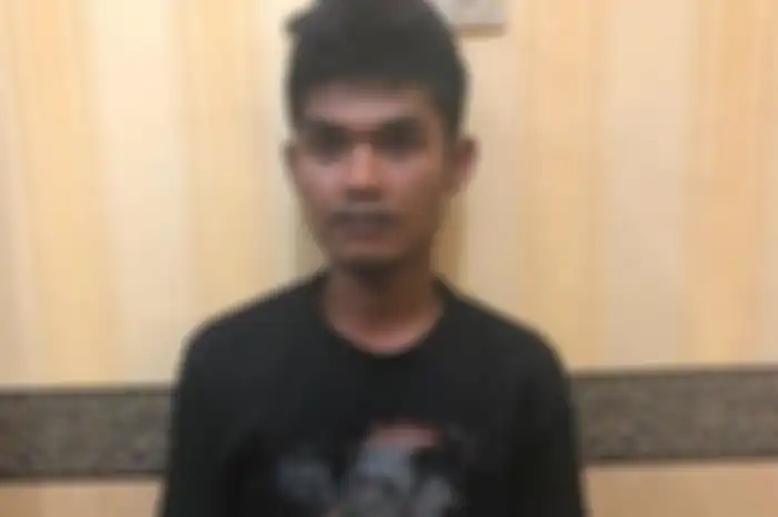 DE saat ditangkap polisi karena mau menjemput narkotika