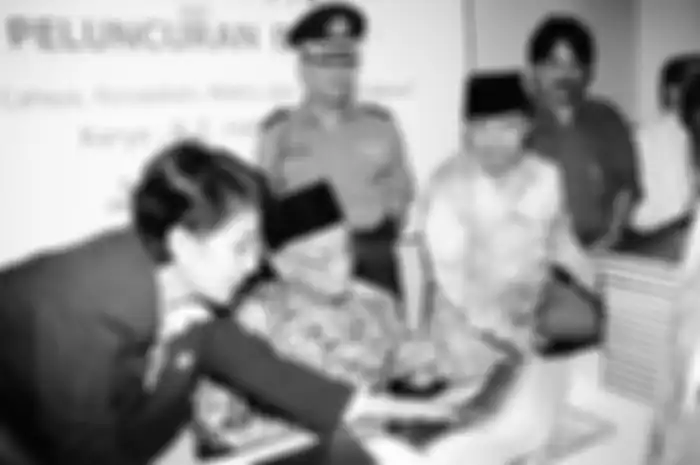 Pameran foto dan peluncuran buku “Cahaya, Kecepatan, Waktu dan Ruang Angkasa” Karya Presiden BJ Habibie di Galeri Depdikbud, Gambir, Jakarta, 25 Juni – 02 Juli 1999. 