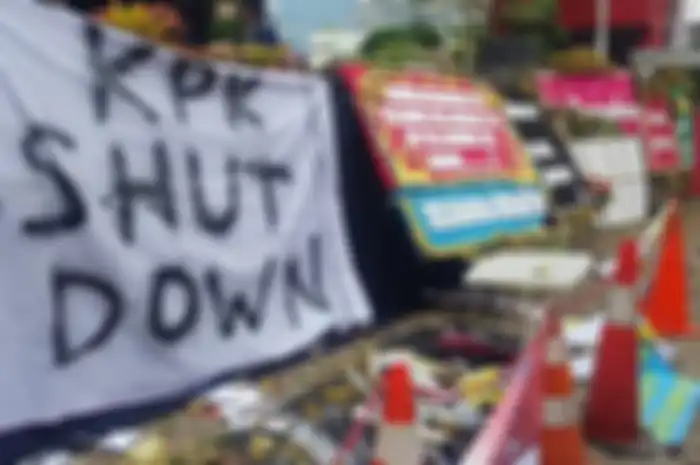 Berbagai karangan bunga dan poster berisi dukungan terhadap KPK sebelum dibakar oleh massa di depan Gedung Merah Putih KPK, Kuningan, Jakarta Selatan, Jumat (13/9/2019).