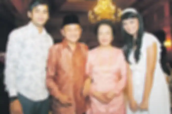 BJ Habibie dan Ainun mengundang pemeran sinetron Teuku Wisnu dan Shireen Sungkar yang memerankan sinetron favorit mereka, Cinta Fitri