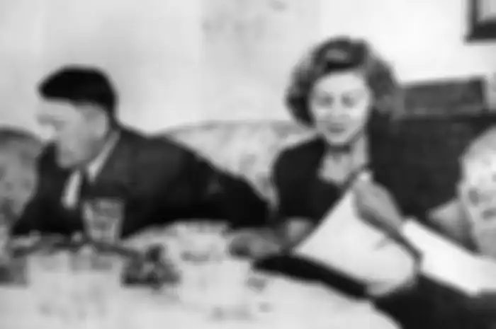 Hitler dan istrinya, Eva Braun.