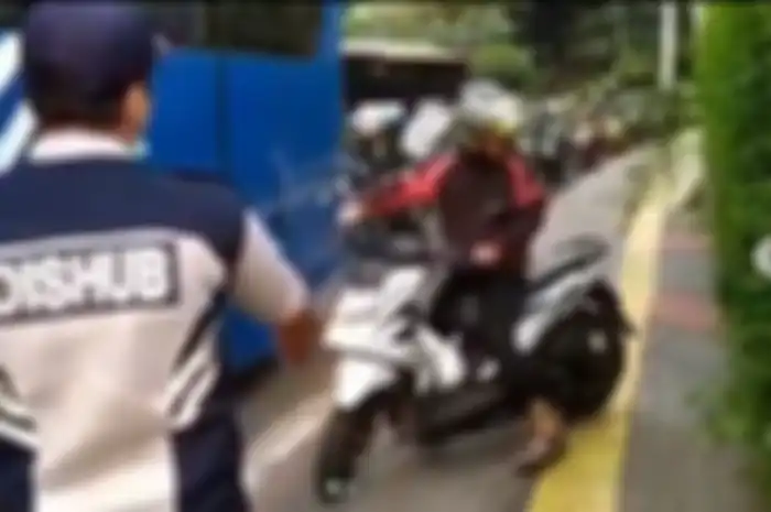 Ilustrasi pengendara motor masuk trotoar, langsung dihadang dishub.