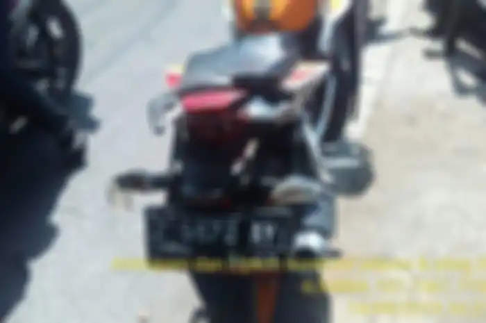 Gagal menyalip truk tangki, dua motor saling serempet mengakibatkan satu pemotor tewas di kolong truk tangki.