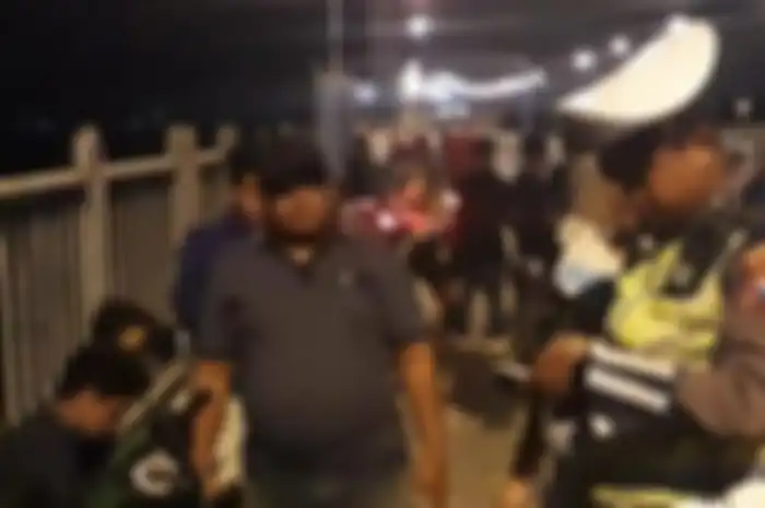 Polisi saat memeriksa satu persatu pengendara sepeda motor di atas Jembatan Suramadu, Minggu (15/9/2019)