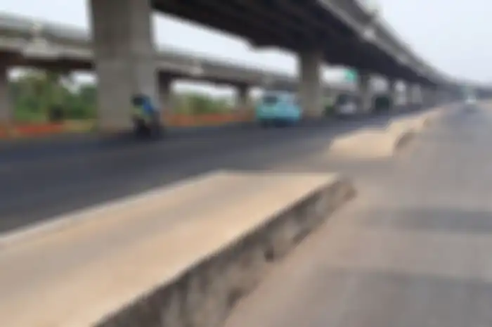 Trotoar di tengah jalan Kalimalang