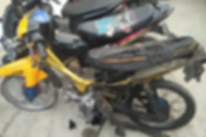 Barang bukti sepeda motor yang dibakar si pemilik.