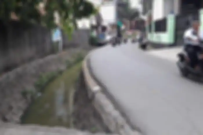 Tidak adanya pembatas, bikers harus hati-hati kalau enggak mau kecebur kali