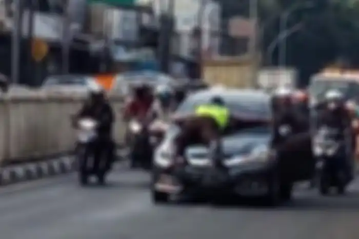 Polisi nyangkut di mobil karena pengemudi tolak ditilang dan memilih kabur.