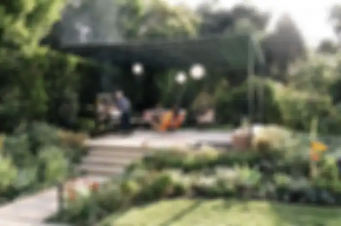 Pergola cantik di atas lahan yang ditinggikan untuk memberikan pandangan yang luas ke sekeliling taman