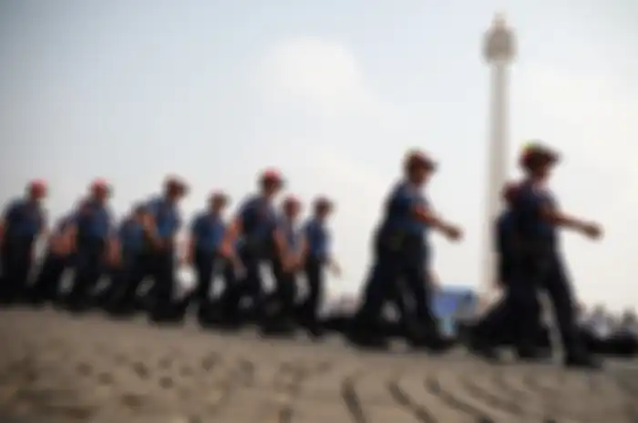 Gubernur DKI Jakarta Anies Baswedan, melepas petugas gabungan menjadi satgas penanganan kebakaran hutan dan lahan (kahutla) di Lapangan Monas, Jakarta Pusat, Selasa (17/9/2019). Pemprov DKI Jakarta melepas sebanyak 65 petugas Karhutla ke Riau untuk membantu penanganan kebakaran hutan dan lahan. Wart