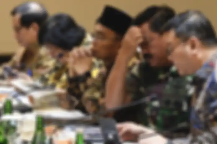 Panglima TNI Marsekal TNI Hadi Tjahjanto (kedua kanan) berbincang dengan Kepala Badan Restorasi Gambut Nazir Foead (kanan) disela mengikuti rapat terbatas tentang penanganan kebakaran hutan dan lahan (karhutla) yang dipimpin Presiden Joko Widodo di Pekanbaru, Riau, Senin (16/9/2019). Presiden mengin