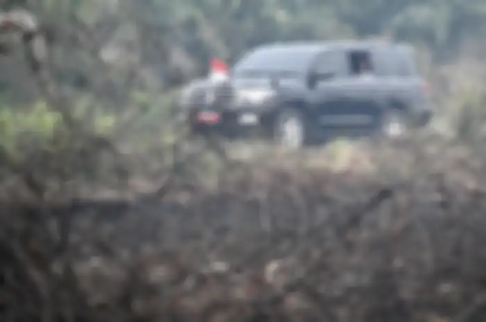 Presiden Joko Widodo menaiki mobil guna meninjau penanganan kebakaran lahan di Desa Merbau, Kecamatan Bunut, Pelalawan, Riau, Selasa (17/9/2019). ANTARA FOTO/Puspa Perwitasari/aww.