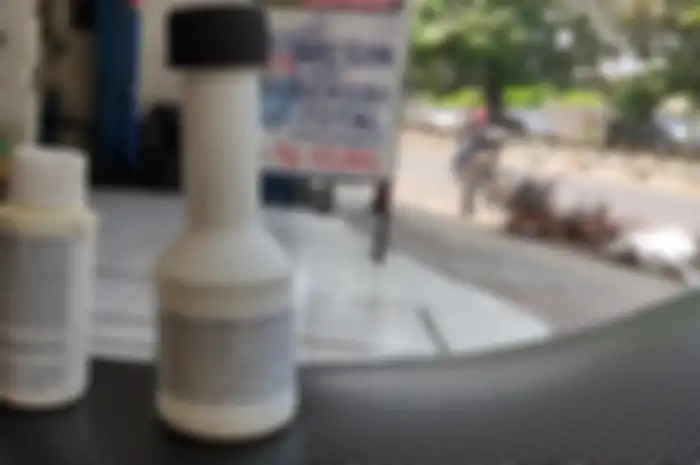 Cairan untuk dimasukkan ke tangki bensin (kiri) dan dimasukkan ke ruang oli (kanan)
