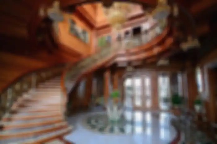Didominasi oleh warna cokelat, ruang makan itu layaknya sebuah ruang makan disebuah resort mewah, laiknya istana.