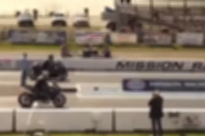 Suzuki Hayabusa vs Kawasaki H2.