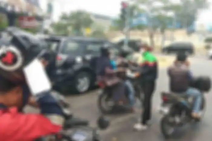 Kebakaran hutan dan Lahan (Karhutla) mengakibatkan banyak asap di jalan, komunitas driver ojek online (ojol) bagikan masker gratis kepada pemotor.