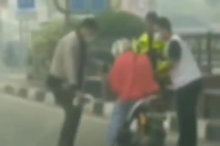 Pemotor wanita lemas karena tak tahan hirup kabut asap di Dumai, Riau