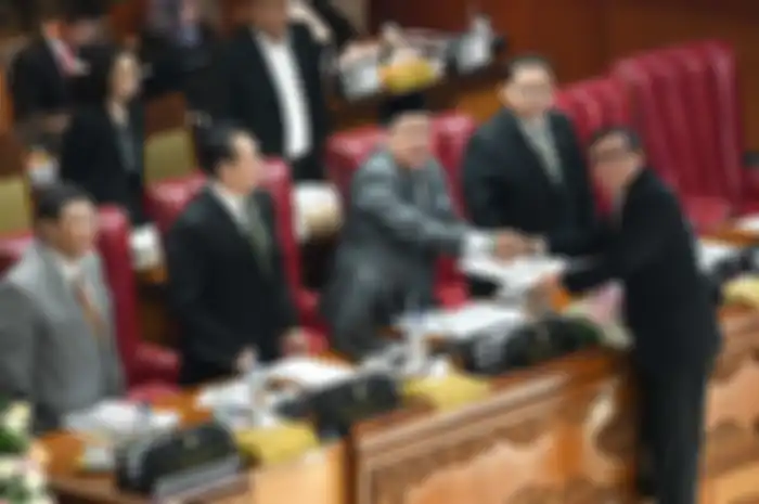 Menkumham Yasonna Laoly (kanan) berjabat tangan dengan Wakil Ketua DPR selaku pimpinan sidang Fahri Hamzah (ketiga kanan), disaksikan Ketua DPR Bambang Soesatyo (kedua kiri) dan Wakil Ketua DPR Fadli Zon (kedua kanan), dan Utut Adianto (kiri) usai menyampaikan pandangan akhir pemerintah terhadap rev