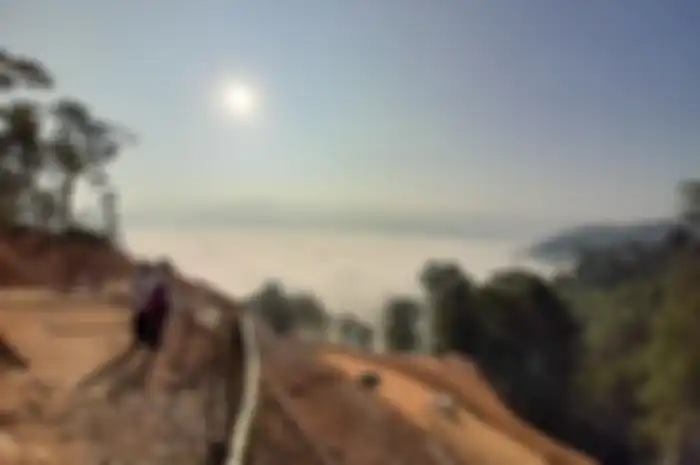 Pengunjung tengah menikmati panorama hamparan awan di Gunung Luhur Kabupaten Lebak, Banten, Rabu (18/9/2019)