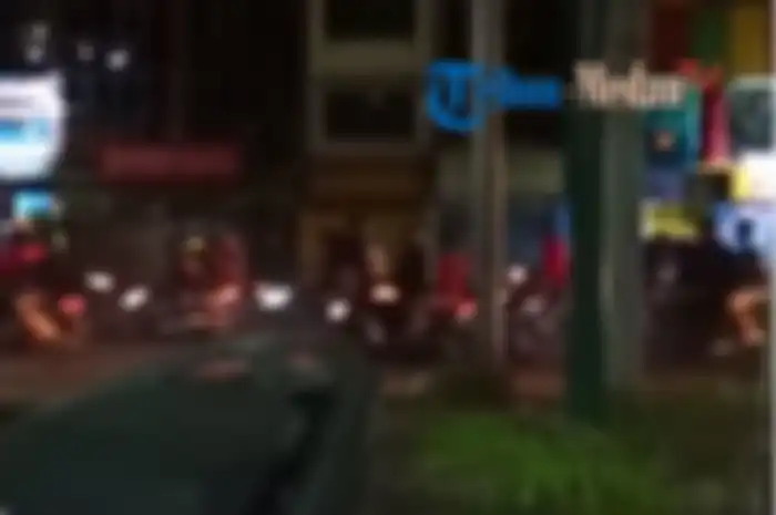 Ratusan anggota geng motor konvoi di beberapa ruas jalan di Kota Medan, hingga sebuah kedai kopi dihancurkan.