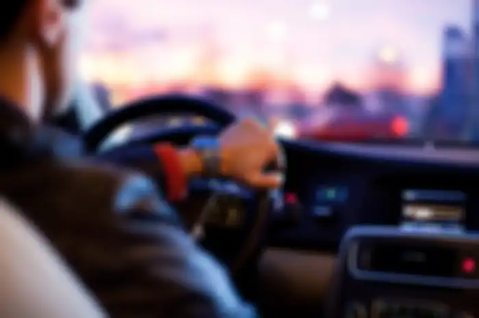 Ilustrasi mendengarkan musik dalam mobil