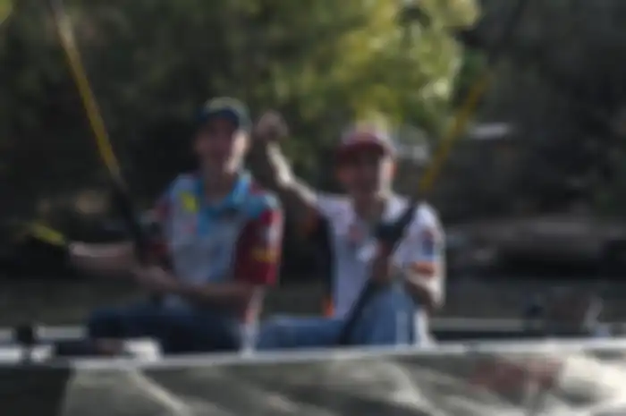 Marc Marquez dan Alex Marquez (kiri).
