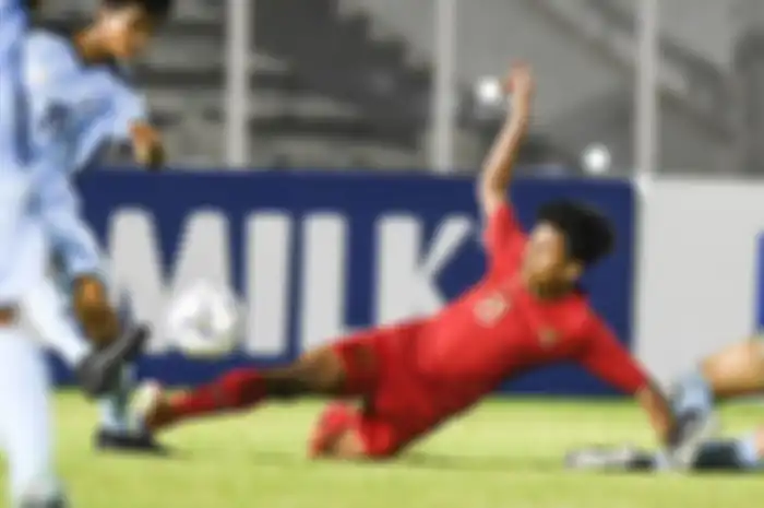 Pemain Timnas U-16 Indonesia Aditiya Daffa (kanan) berusaha melewati pemain Timnas Kepulauan Mariana Utara U-16 Ariel Navarez (kiri) pada laga kualifikasi Piala AFC U-16 2020 di Stadion Madya, Jakarta, Rabu (18/9/2019). Timnas U-16 Indonesia berhasil menang telak dengan skor 15-1 atas Mariana Utara.