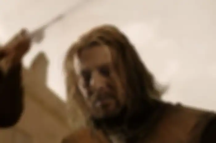 Adegan eksekusi karakter Ned Stark di serial Game of Thrones yang diperankan oleh Sean Bean
