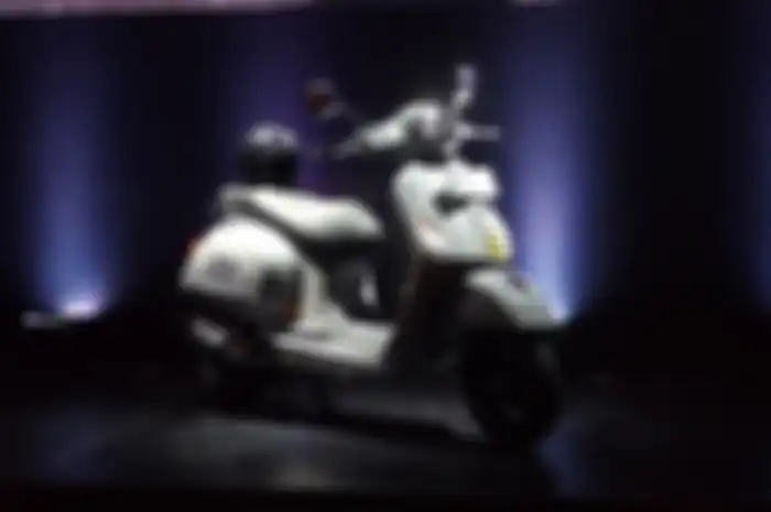 Tampilan depan dan samping Vespa GTS SuperTech 300