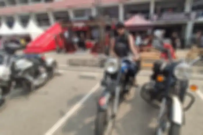 Gina Hahay saat menunggangi Norton ES2 500 tahun 1956