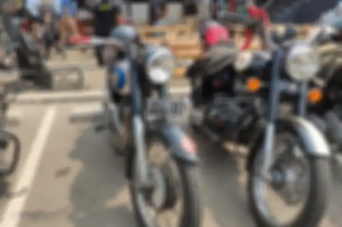 Tampilan motor klasik Norton (tengah) dan Royal Enfield (kanan)