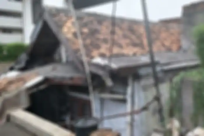 Rumah Lies (64) berada di tengah gedung Apartemen Thamrin Exclusive Residence. Sejak 2012, dia menolak tawaran pengembang yang ingin membeli rumahnya.